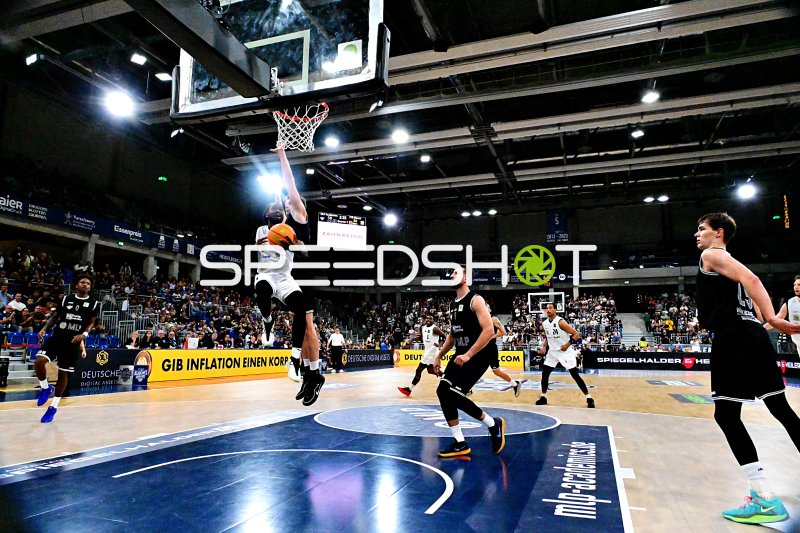 Paul Zipser (#9; MLP Academics Heidelberg) zum Korbleger