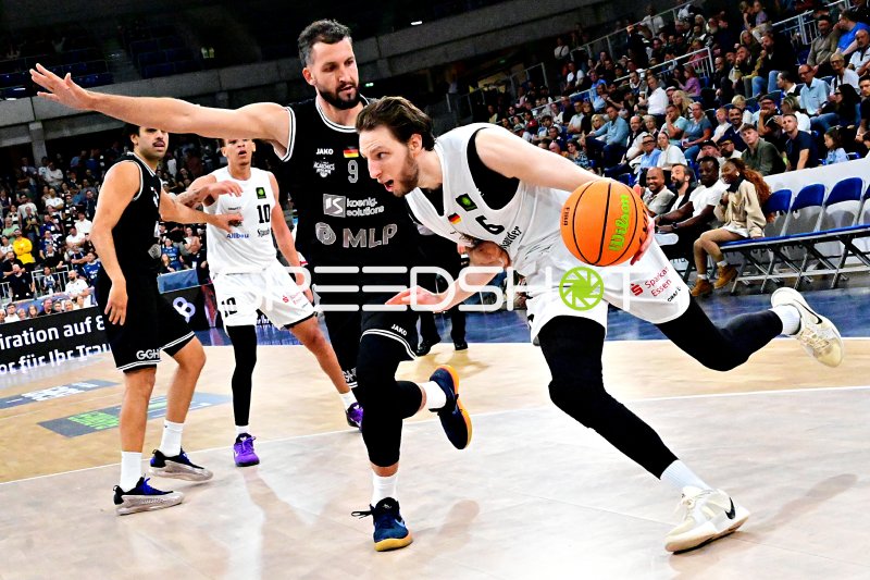 Paul Zipser (#9; MLP Academics Heidelberg) im Sprungpass gegen ETB Miners