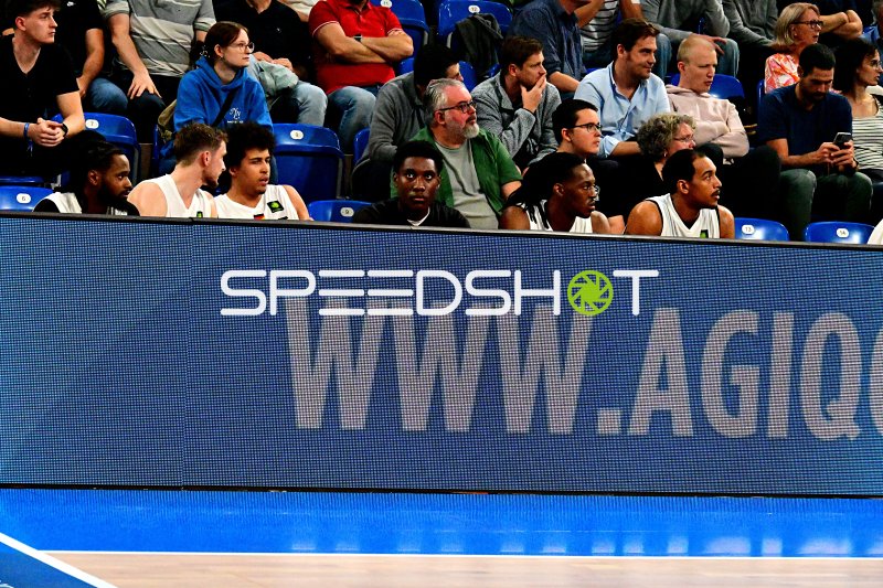 ETB Miners Bank: Benjamin Uzoma, Jackson Price und Quashawn Lane beobachten das Spiel