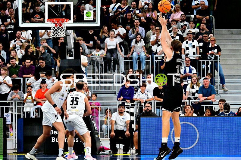 Basketball-Szene in der SNP Dome Heidelberg mit Zuschauern und Spielern