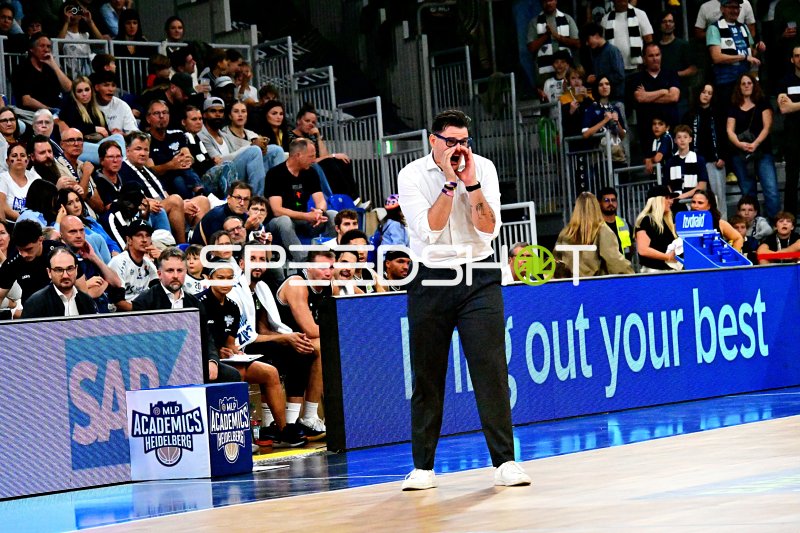 Carlo Finetti coacht MLP Academics Heidelberg von der Seitenlinie