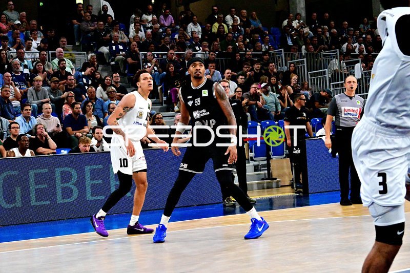 Isaiah Sanders (#10; ETB Miners) gegen Frank Champion (#55; MLP Academics Heidelberg)