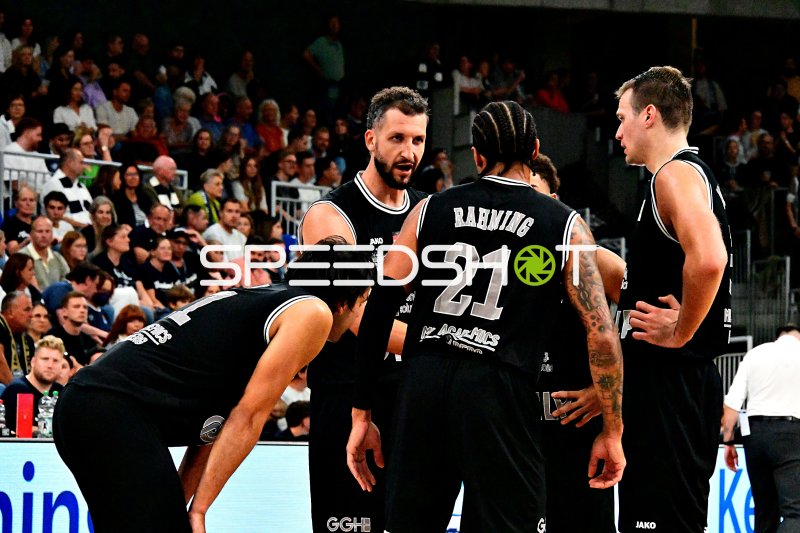 Paul Zipser (#9; MLP Academics Heidelberg) im Gespräch mit Teamkollegen