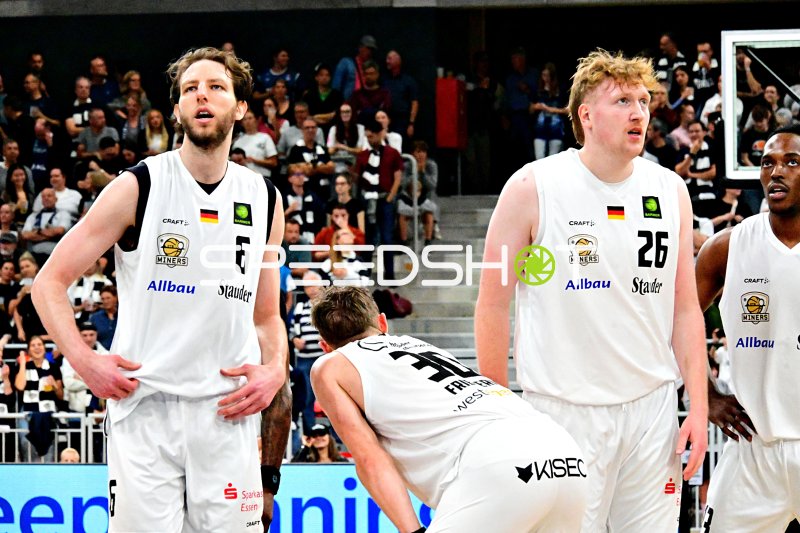 Craig Moller (#6; ETB Miners) und Jonathan Almstedt (#26; ETB Miners) in der SNP Dome