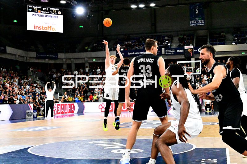 Paul Zipser (#9; MLP Academics Heidelberg) im Sprungwurf gegen ETB Miners