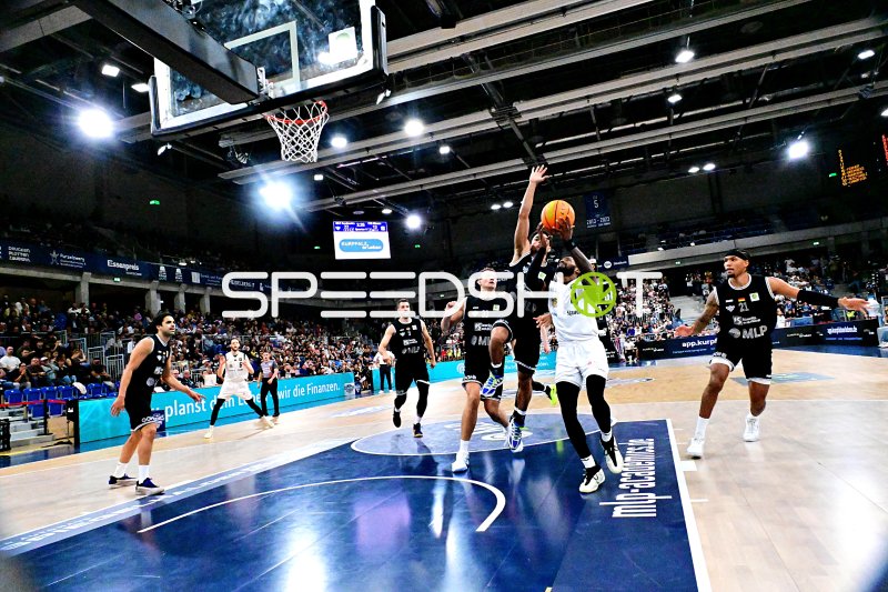 Quashawn Lane (#4; ETB Miners) zum Wurf gegen MLP Academics Heidelberg