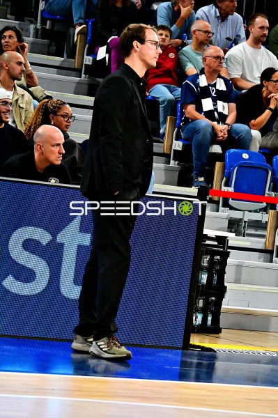 Trainer an der Seitenlinie während des Spiels in der SNP Dome