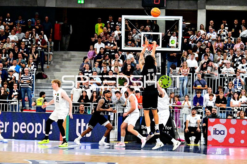 Spieler der ETB Miners beim Dunking gegen MLP Academics Heidelberg