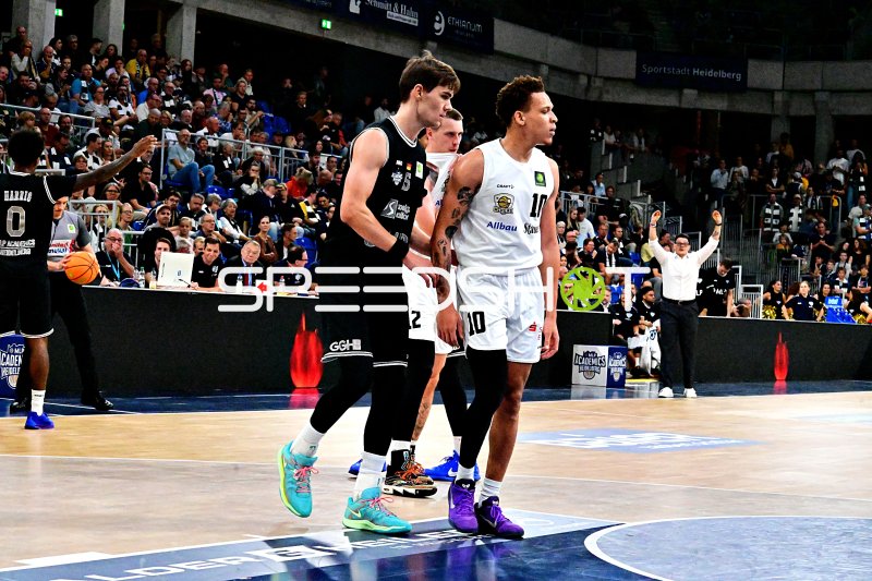Isaiah Sanders (#10; ETB Miners) und Niclas Sperber (#12; ETB Miners) in der SNP Dome