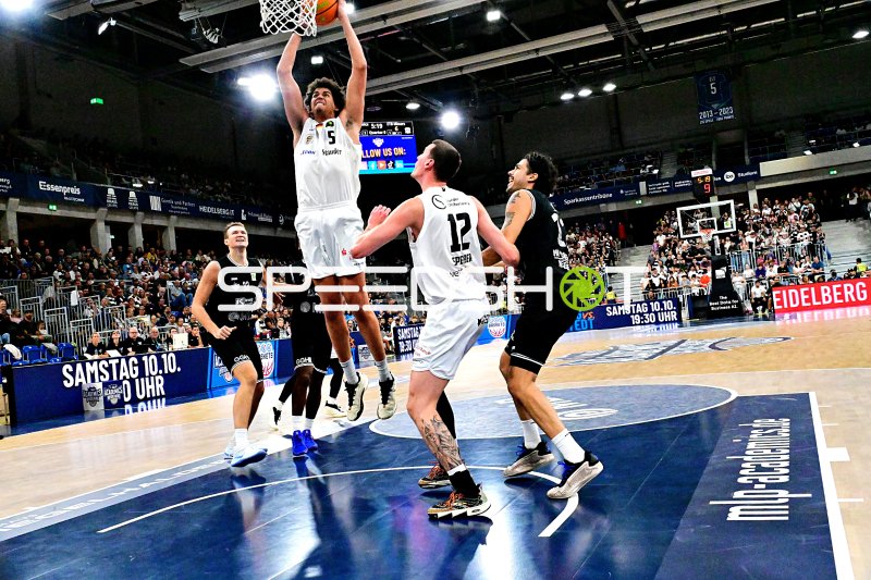 Paul Zipser (#9; MLP Academics Heidelberg) zum Korbleger gegen ETB Miners