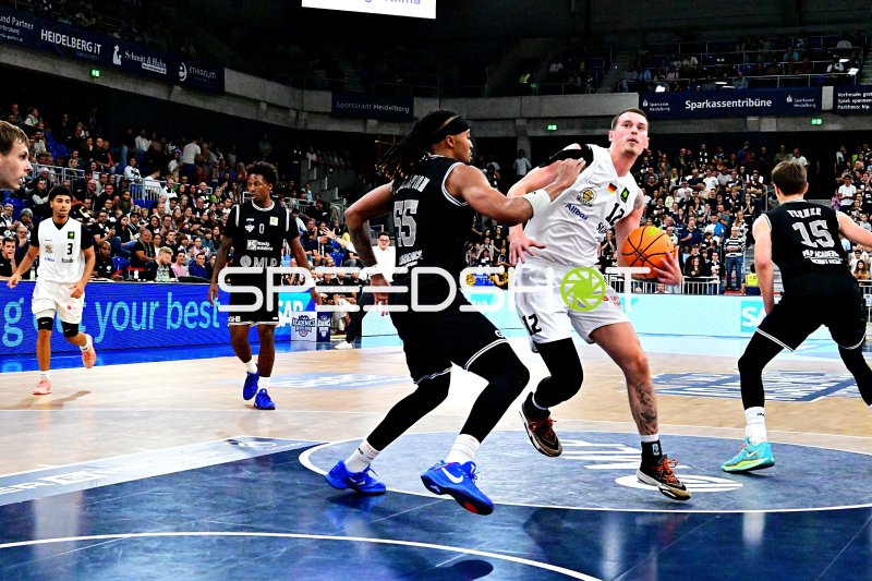 Niclas Sperber (#12; ETB Miners) im Dribbling gegen MLP Academics Heidelberg