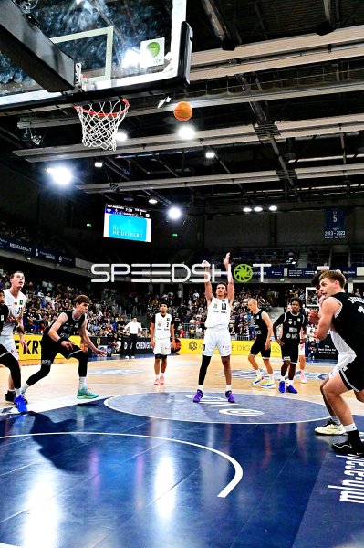 Lorenz Brenneke (#19; MLP Academics Heidelberg) im Sprungwurf gegen ETB Miners