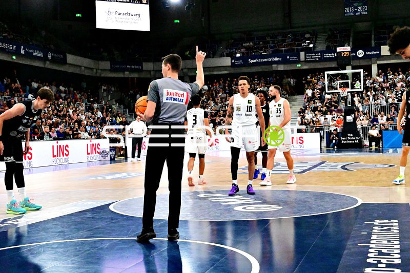 Isaiah Sanders (#10; ETB Miners) bei Spielunterbrechung in der SNP Dome