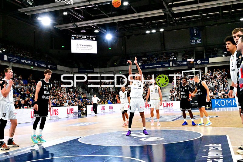 Benjamin Uzoma (#5; ETB Miners) beim Freiwurf in der SNP Dome