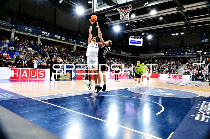 Paul Zipser (#9; MLP Academics Heidelberg) im Sprungwurf gegen ETB Miners