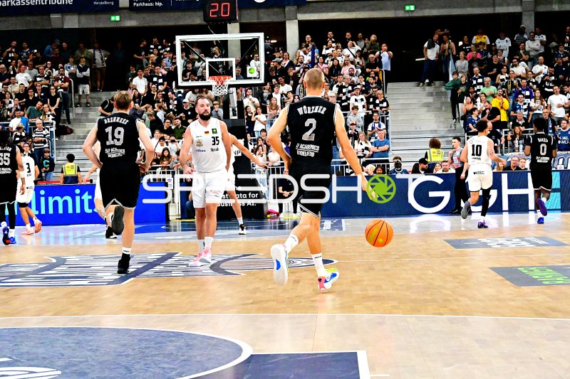 JJ Mann (#35; ETB Miners) im Spielaufbau gegen MLP Academics Heidelberg