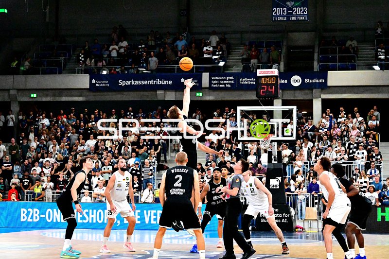 Frank Champion (#55; MLP Academics Heidelberg) im Sprungwurf gegen ETB Miners