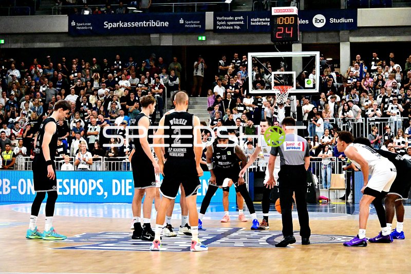 Niclas Sperber (#12; ETB Miners) und Frank Champion (#55; MLP Academics Heidelberg) im Spielaufbau