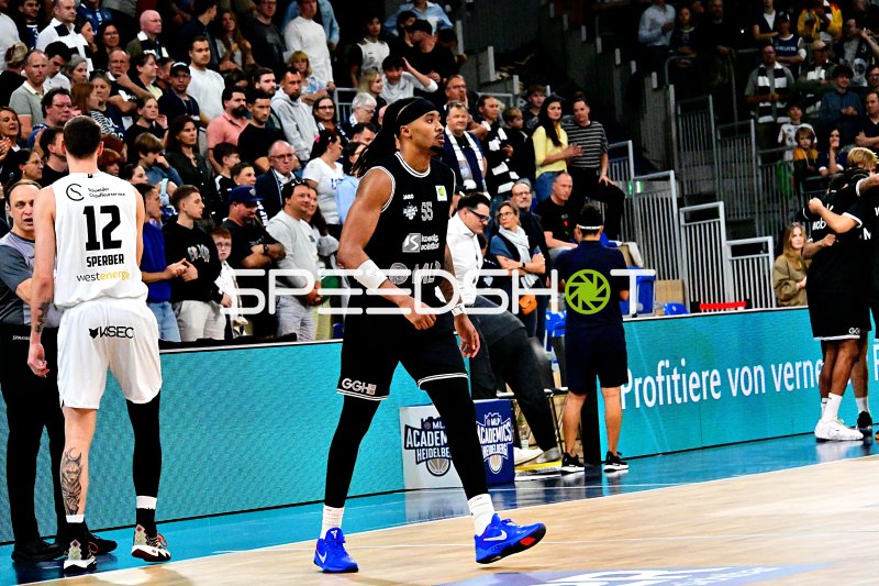 Frank Champion (#55; MLP Academics Heidelberg) in der Spielerpause an der Seitenlinie