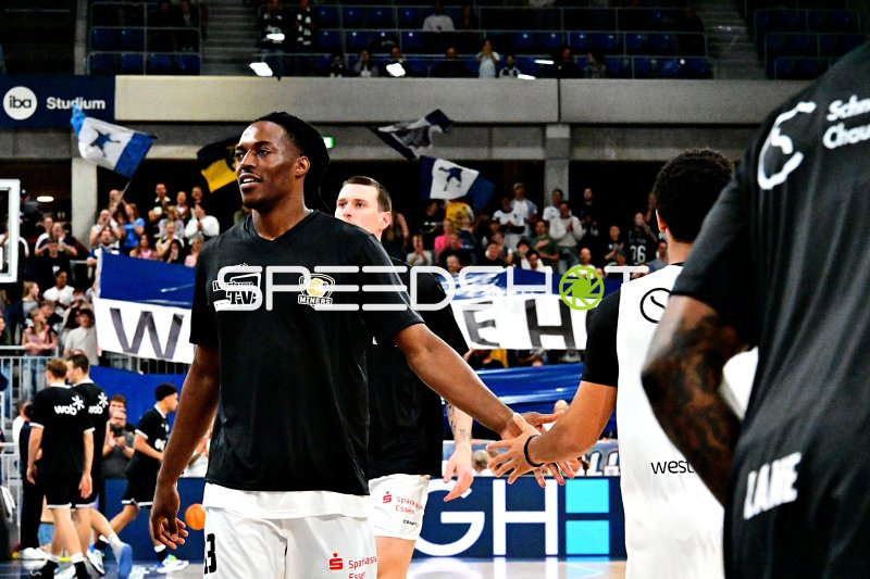 Darius Dawson (#13; ETB Miners) und Niclas Sperber (#12; ETB Miners) in der Spielerpause