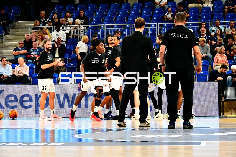 Jackson Price (#24; ETB Miners) und JJ Mann (#35; ETB Miners) beim Aufwärmen in der SNP Dome