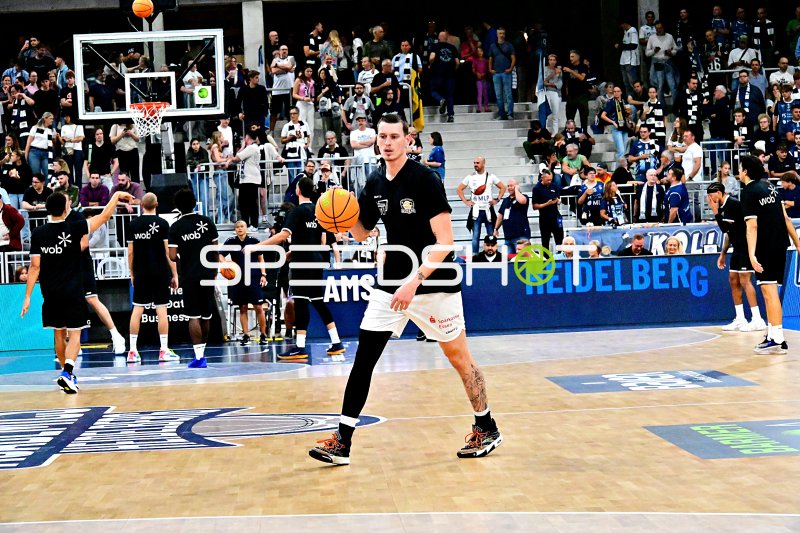 Niclas Sperber (#12; ETB Miners) beim Dribbling in der SNP Dome