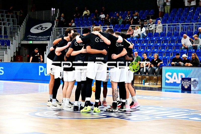 ETB Miners Team-Huddle in der SNP Dome Heidelberg