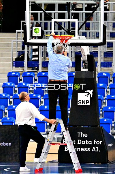 Hallenpersonal bei Korbreinigung in der SNP Dome Heidelberg