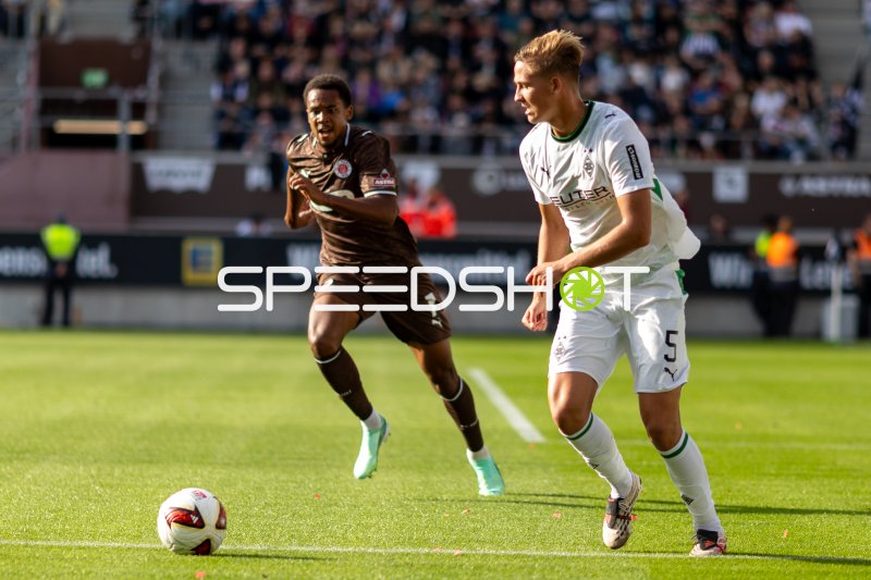 Youssoupha Niang im Zweikampf gegen Borussia Mönchengladbach