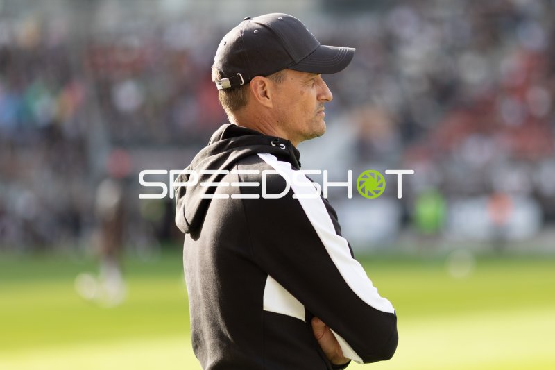 Alexander Blessin beobachtet das Spiel vom Spielfeldrand