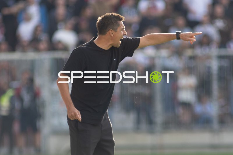 Marcel Rapp dirigiert FC St. Pauli im Millerntor-Stadion