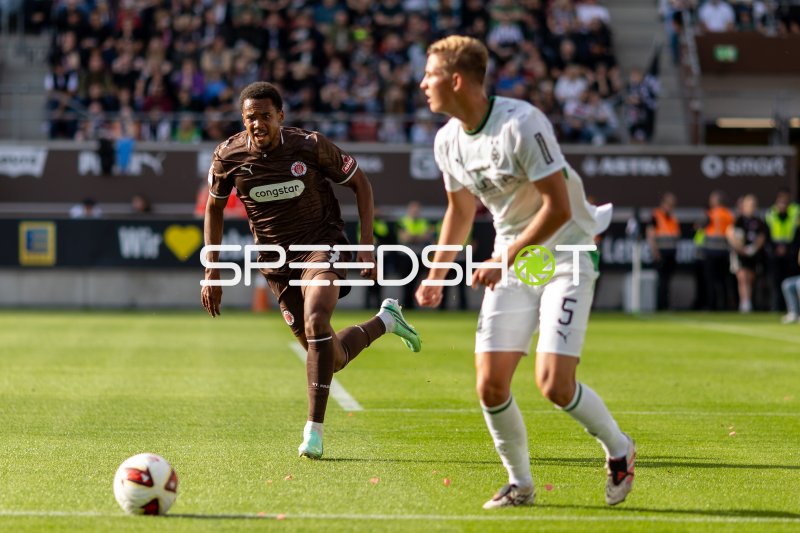 Youssoupha Niang (FC St. Pauli) im Dribbling gegen #5 Jan Leszczynski (Borussia Mönchengladbach)