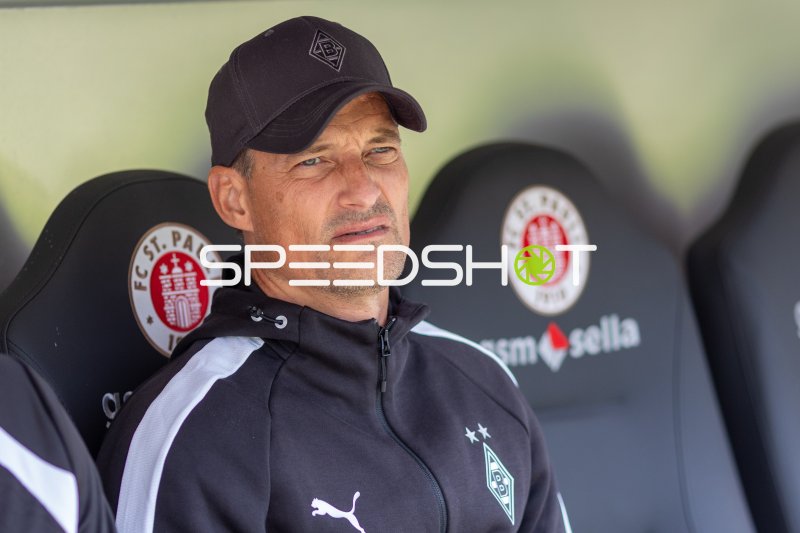 Alexander Blessin an der Seitenlinie im Millerntor-Stadion