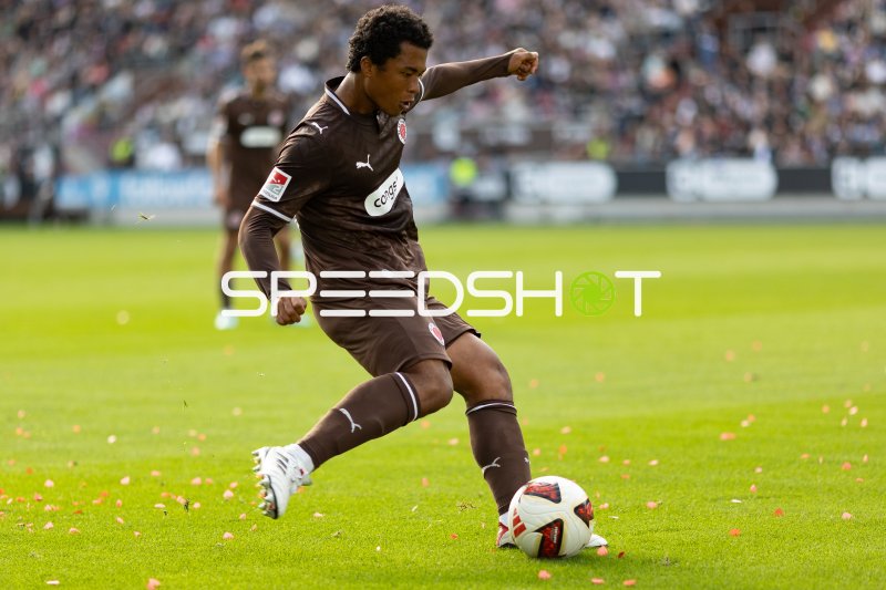 Joel Chima Fujita (FC St. Pauli) im Dribbling am Millerntor-Stadion