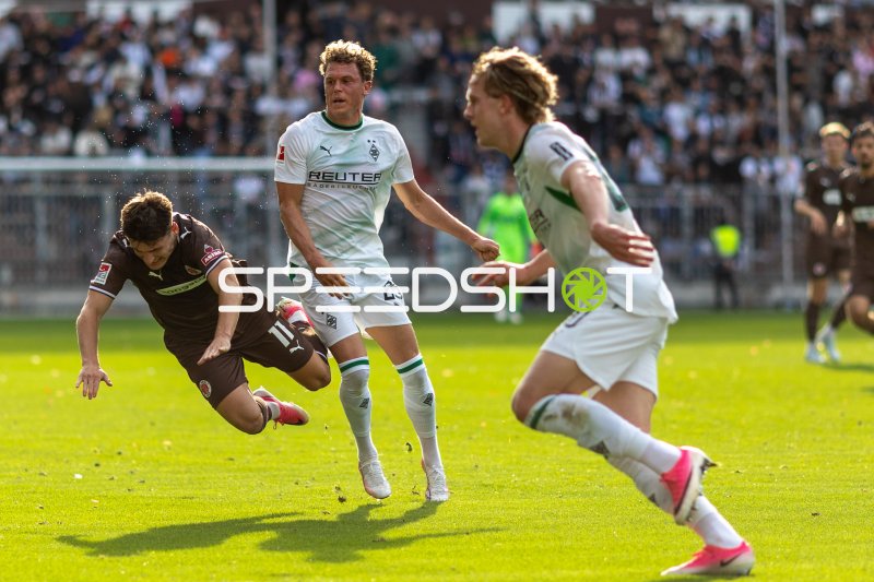 Robin Hack (#25; Borussia Mönchengladbach) im Zweikampf gegen ArkadiuszPyrka (#11; Fc St. Pauli)