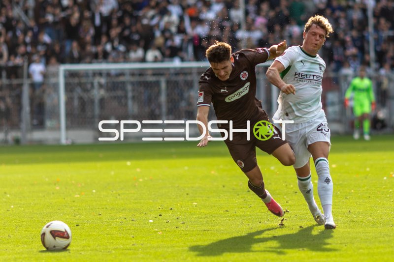 Robin Hack (#25; Borussia Mönchengladbach) im Zweikampf gegen #11 Arkadiusz Pyrka (FC St. Pauli)