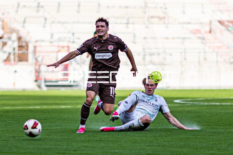 David Herold (#20; Borussia Mönchengladbach) im Zweikampf gegen #11 Arkadiusz Pyrka (FC St. Pauli)