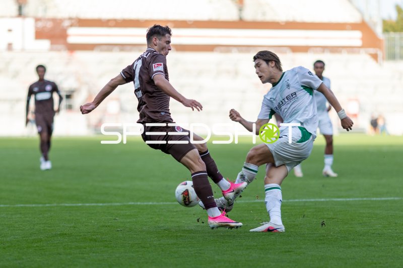#11 Arkadiusz Pyrka (FC St. Pauli) gegen #14 Daiki Hashioka (Borussia Mönchengladbach) im Zweikampf um den Ball