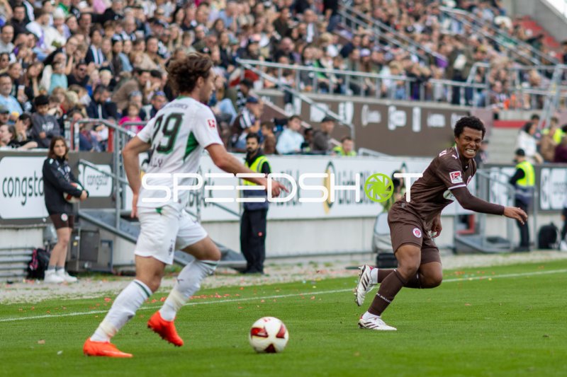 Joel Chima Fujita (FC St. Pauli) im Zweikampf gegen Borussia Mönchengladbach