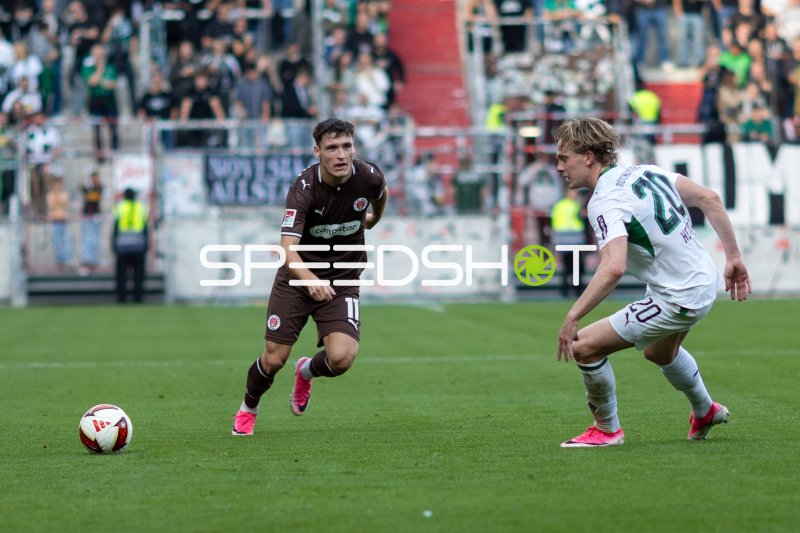 Arkadiusz Pyrka (FC St. Pauli) im Dribbling gegen Borussia Mönchengladbach