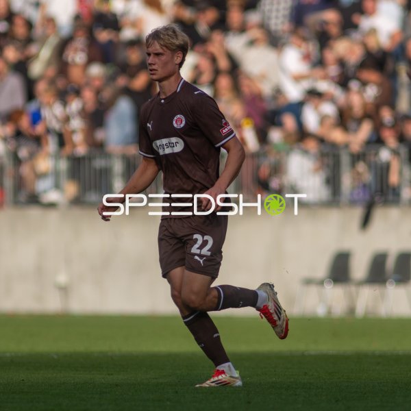Samuel Klein (#22; FC St. Pauli) im Spielaufbau am Millerntor