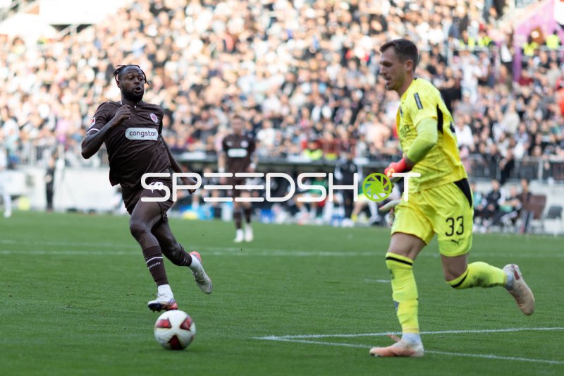 Ricky-Jade Jones (#26; FC St. Pauli) dribbelt gegen Daniel Batz (#33; Borussia Mönchengladbach)