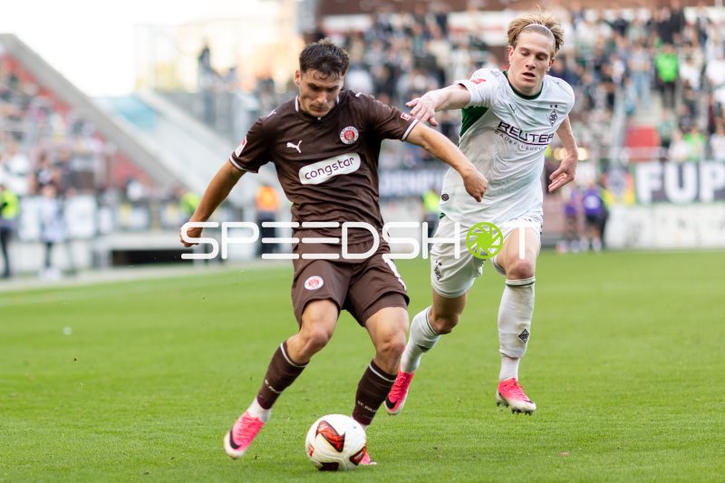 Arkadiusz Pyrka (FC St. Pauli) gegen David Herold (Borussia Mönchengladbach) im Zweikampf