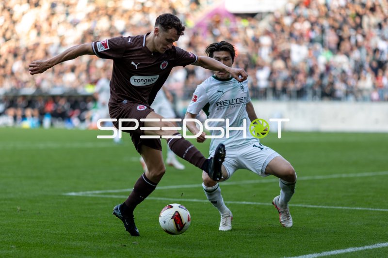 Martijn Kaars (FC St. Pauli) im Zweikampf gegen Borussia Mönchengladbach