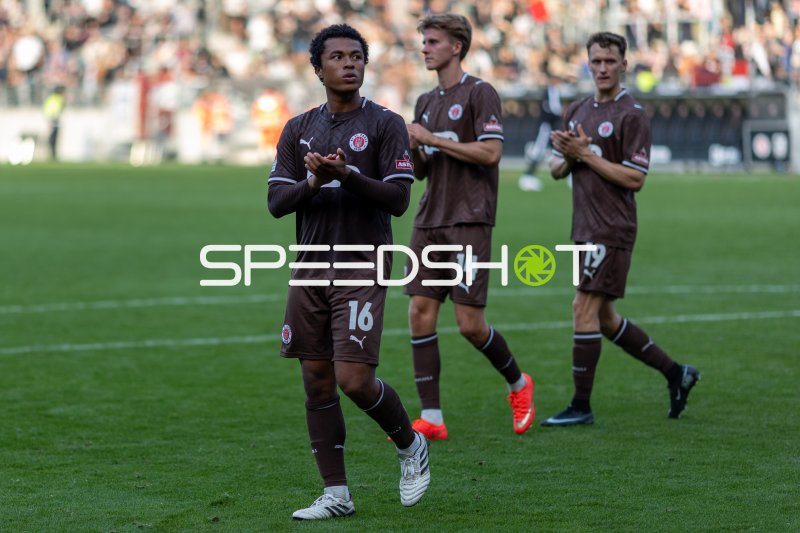 Joel Chima Fujita, Erik Ahlstrand und Martijn Kaars (FC St. Pauli) beim Aufwärmen