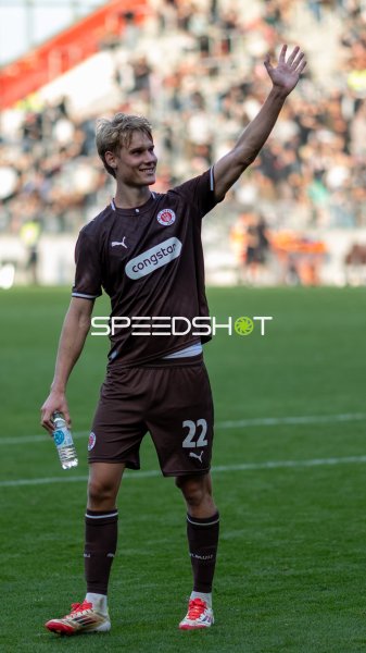 Samuel Klein (#22; FC St. Pauli) grüßt die Fans im Millerntor-Stadion
