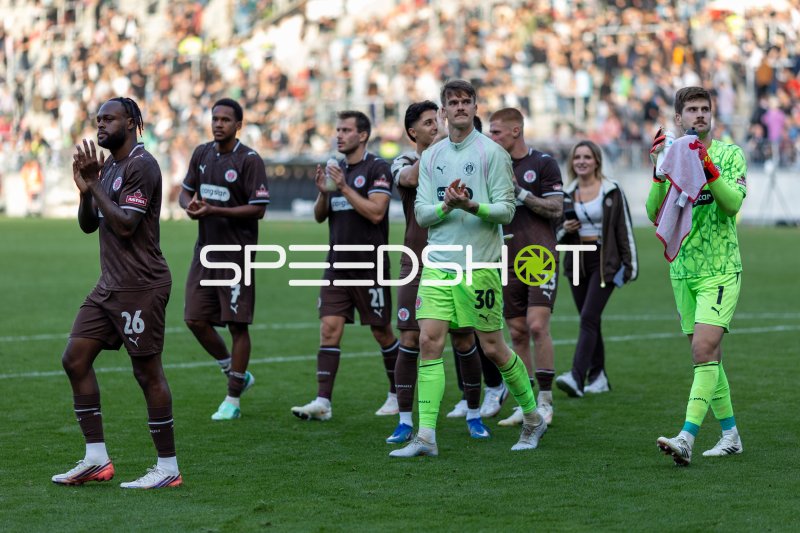FC St. Pauli und Borussia Mönchengladbach nach Spielende im Millerntor-Stadion
