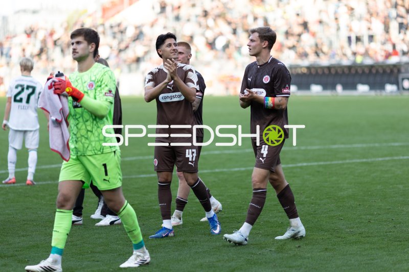 FC St. Pauli im Millerntor-Stadion – Spieler nach Spielunterbrechung