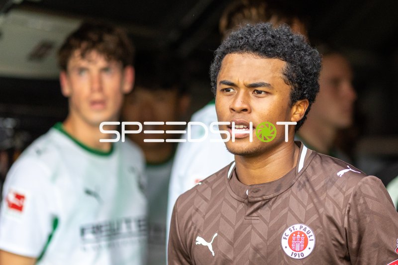 Joel Chima Fujita (FC St. Pauli) im Porträt vor dem Spiel