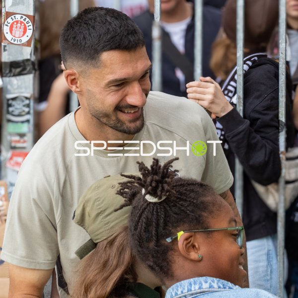 #11 Tim Kleindienst (Borussia Mönchengladbach) im Austausch mit Fans am Millerntor-Stadion